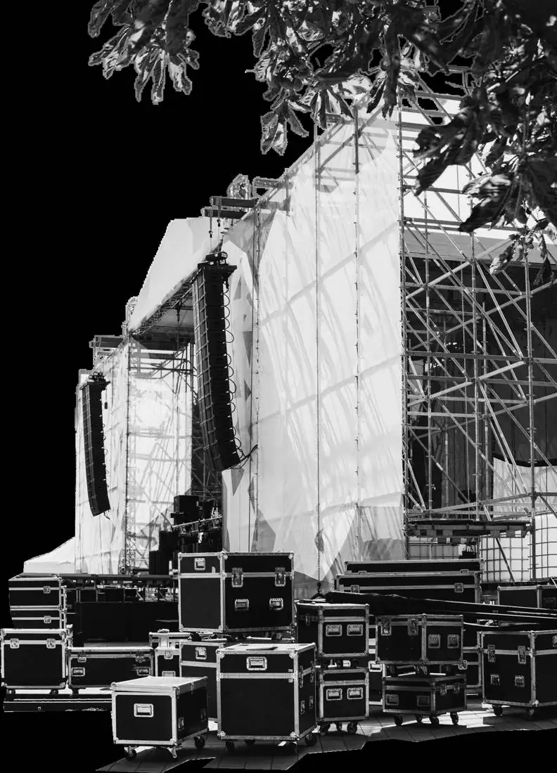 Bühnen- und Lichtaufbau des Festi-Ramazan-Festivalgeländes
